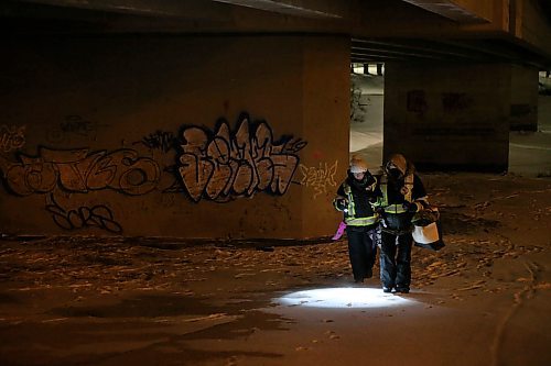 SHANNON VANRAES / WINNIPEG FREE PRESS
Lori Anderson and Rebecca Ford check for people in need of assistance under the Maryland Bridge on January 10, 2020 during a patrol with the West Broadway Bear Clan Patrol.




