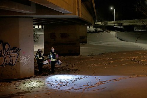 SHANNON VANRAES / WINNIPEG FREE PRESS
Lori Anderson and Rebecca Ford check for people in need of assistance under the Maryland Bridge on January 10, 2020 during a patrol with the West Broadway Bear Clan Patrol.
