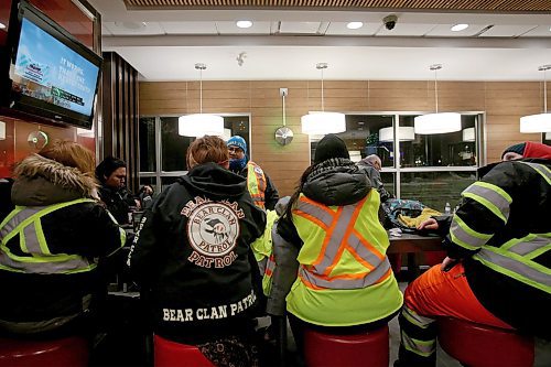 SHANNON VANRAES / WINNIPEG FREE PRESS
With temperatures reaching into the -30s, volunteers with the West Broadway Bear Clan Partol head into a McDonald's restaurant to warm up at the halfway point of a three-hour-long patrol.