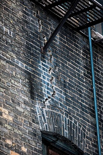 MIKAELA MACKENZIE / WINNIPEG FREE PRESS

Cracks are visible on the Thomas Scott Memorial Hall building at 216 Princess St. in Winnipeg on Monday, Jan. 13, 2020. For Sol Israel story.
Winnipeg Free Press 2019.