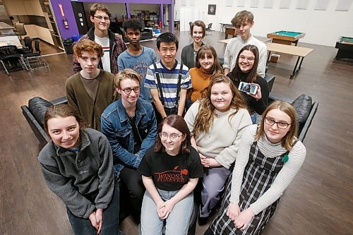JOHN WOODS / WINNIPEG FREE PRESS
Manitoba Youth for Climate Action members, front row left to right, Courtney Tosh, Thomas Steur, Sunny Enkin Lewis, Madeline Laurendeau, Cam Beer and others are photographed prior to a meeting in Winnipeg Monday, January 13, 2020. 


Reporter: Green Page