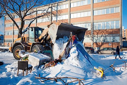 MIKE DEAL / WINNIPEG FREE PRESS
A frontend loader starts to clear up some of the debris in one of the camps outside the MMF building alongside the Disraeli Freeway early Thursday morning. The people living in the camps have have been asked to move by the City of Winnipeg.
200116 - Thursday, January 16, 2020.
