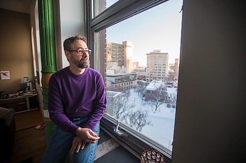 MIKAELA MACKENZIE / WINNIPEG FREE PRESS

Steve Porter, Exchange District resident, poses for a portrait in his condo on Bannatyne in Winnipeg on Thursday, Jan. 16, 2020. For Jessica Botelho-Urbanski story.
Winnipeg Free Press 2019.