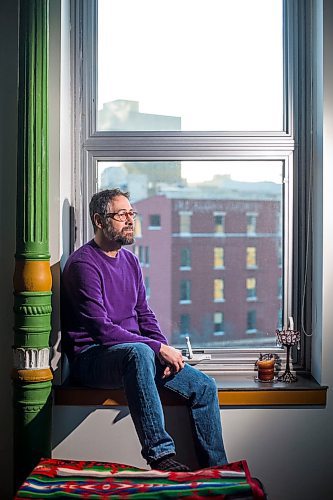 MIKAELA MACKENZIE / WINNIPEG FREE PRESS

Steve Porter, Exchange District resident, poses for a portrait in his condo on Bannatyne in Winnipeg on Thursday, Jan. 16, 2020. For Jessica Botelho-Urbanski story.
Winnipeg Free Press 2019.