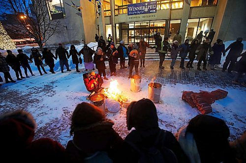 JOHN WOODS / WINNIPEG FREE PRESS
People light fires and gather for a protest against the removal of tents from a homeless encampment on Henry in Winnipeg Thursday, January 16, 2020. 

Reporter: Ryan