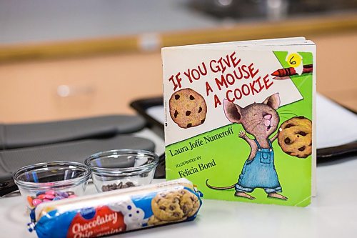 MIKAELA MACKENZIE / WINNIPEG FREE PRESS

A kindergarten cooking and reading activity at Linden Meadows School in Winnipeg on Friday, Jan. 17, 2020. For Danielle Da Silva story.
Winnipeg Free Press 2019.