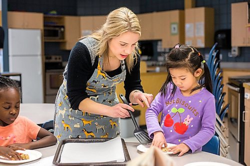 MIKAELA MACKENZIE / WINNIPEG FREE PRESS

Stephanie Fehr makes cookies with kindergarten student Shan Shan Yiyang at Linden Meadows School as part of a cooking and reading program in Winnipeg on Friday, Jan. 17, 2020. For Danielle Da Silva story.
Winnipeg Free Press 2019.