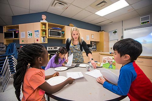 MIKAELA MACKENZIE / WINNIPEG FREE PRESS

Stephanie Fehr makes cookies with kindergarten students Leilah Nyagudi (left), Shan Shan Yiyang, and Ryan Chi at Linden Meadows School as part of a cooking and reading  program in Winnipeg on Friday, Jan. 17, 2020. For Danielle Da Silva story.
Winnipeg Free Press 2019.