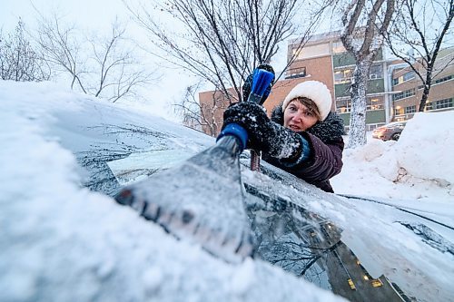 Mike Sudoma / Winnipeg Free Press
Terri Turner scrapes her car windshield in a parking lot outside of the University of Manitobas Apotex Centre during Friday afternoons snowfall
January 17, 2020