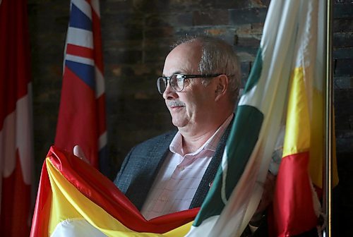 RUTH BONNEVILLE  /  WINNIPEG FREE PRESS 

LOCAL - Daniel Boucher 


Portraits of Daniel Boucher in his boardroom with flags including the Franco-Manitoban  flag  (yellow, red, white, green) in photo.

See story on French language rights. 


Jan 20th,  2020