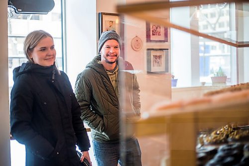 MIKAELA MACKENZIE / WINNIPEG FREE PRESS

Kayla Maxwell and Daniel Pearce buy doughnuts at Oh Doughnuts on Broadway in Winnipeg on Tuesday, Jan. 21, 2020. For Ben Waldman story.
Winnipeg Free Press 2019.