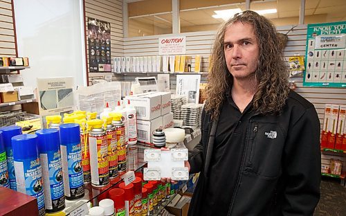 MIKE DEAL / WINNIPEG FREE PRESS
Taz Stuart, entomologist and Director of Technical Operations at Poulin's Pest Control, keeps a vial of bed bugs on him and knows everything about bed bugs.
200121 - Tuesday, January 21, 2020.