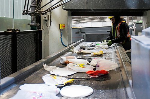 MIKE DEAL / WINNIPEG FREE PRESS
Winnipeg media were invited to a tour of the City of Winnipegs new materials recovery (recycling) facility at 335 Mazenod Road in the St. Boniface Industrial Park Wednesday morning.
200122 - Wednesday, January 22, 2020.