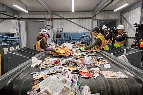 MIKE DEAL / WINNIPEG FREE PRESS
Winnipeg media were invited to a tour of the City of Winnipegs new materials recovery (recycling) facility at 335 Mazenod Road in the St. Boniface Industrial Park Wednesday morning.
200122 - Wednesday, January 22, 2020.