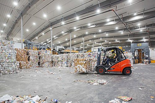 MIKE DEAL / WINNIPEG FREE PRESS
Winnipeg media were invited to a tour of the City of Winnipegs new materials recovery (recycling) facility at 335 Mazenod Road in the St. Boniface Industrial Park Wednesday morning.
200122 - Wednesday, January 22, 2020.