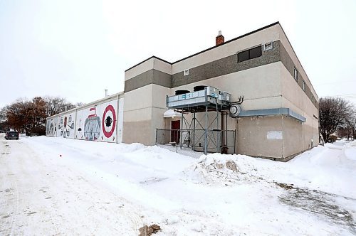 RUTH BONNEVILLE  /  WINNIPEG FREE PRESS 

ENT - Murals throughout Winnipeg for a Saturday Special.

?

300 Brazier (Best Sports Mural)
Side wall of Elmwood Curling Club.  

Jan 22nd,  2020