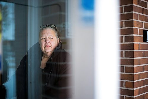 MIKAELA MACKENZIE / WINNIPEG FREE PRESS

Elizabeth Warbansky, who has bed bugs, poses for a portrait at her apartment building in Winnipeg on Thursday, Jan. 23, 2020. For Maggie Macintosh story.
Winnipeg Free Press 2019.