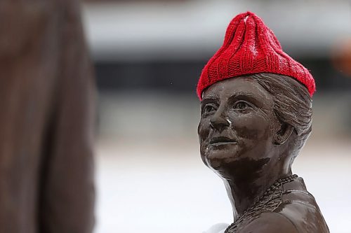 SHANNON VANRAES / WINNIPEG FREE PRESS
A statue of suffragette Henrietta Muir Edwards sports an unexpected red torque on the grounds of Manitoba legislature on January 23, 2020.