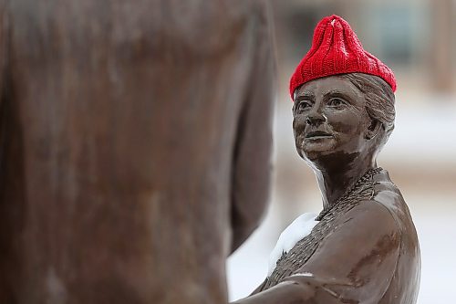 SHANNON VANRAES / WINNIPEG FREE PRESS
A statue of suffragette Henrietta Muir Edwards sports an unexpected red torque on the grounds of Manitoba legislature on January 23, 2020.