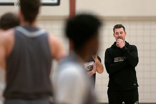SHANNON VANRAES / WINNIPEG FREE PRESS
Kirby Schepp, head coach of the University of Manitoba's men's basketball team, watches players during a practice at Investors Group Athletic Centre on January 23, 2020.