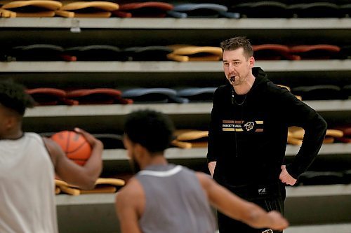 SHANNON VANRAES / WINNIPEG FREE PRESS
Kirby Schepp, head coach of the University of Manitoba's men's basketball team, watches Termaine Daniels and Keiran Zziwa and  during a practice at Investors Group Athletic Centre on January 23, 2020.