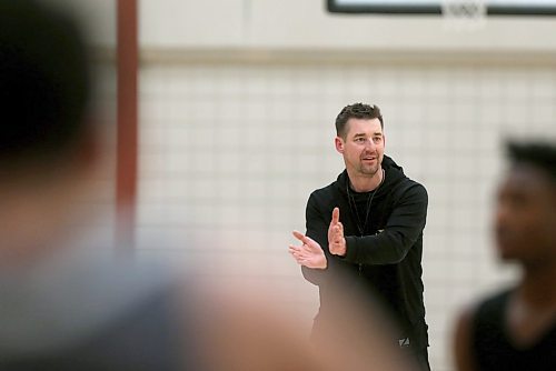 SHANNON VANRAES / WINNIPEG FREE PRESS
Kirby Schepp, head coach of the University of Manitoba's men's basketball team, watches players during a practice at Investors Group Athletic Centre on January 23, 2020.