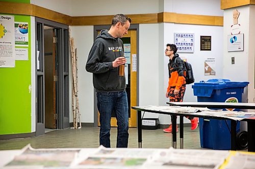 MIKAELA MACKENZIE / WINNIPEG FREE PRESS

Teacher Jason Neufeld reads the Winnipeg Free Press, which is laid out in the common area every morning, at the Maples Met in Winnipeg on Friday, Jan. 24, 2020. For Melissa Martin story.
Winnipeg Free Press 2019.