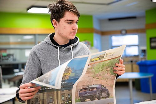 MIKAELA MACKENZIE / WINNIPEG FREE PRESS

Grade 11 student Bartek Dwornik reads the Winnipeg Free Press, which is laid out in the common area every morning, at the Maples Met in Winnipeg on Friday, Jan. 24, 2020. For Melissa Martin story.
Winnipeg Free Press 2019.