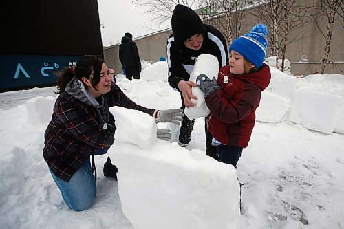 JOHN WOODS / WINNIPEG FREE PRESS
Bridget Belland and her brother Kurtis help her son Xavier (4) build an igloo at the annual Arctic Chill Out at the Winnipeg Art Gallery in Winnipeg Sunday, January 26, 2020. Arctic Chill Out celebrates Inuit art, culture and games,

Reporter: ?