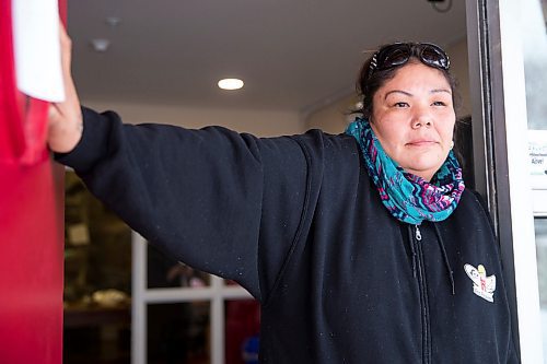 MIKAELA MACKENZIE / WINNIPEG FREE PRESS

Jada Manitopyes, victim of abuse and participant at Wahbung Abinoonjiiag Inc, poses for a portrait at Wahbung Abinoonjiiag Inc after housing for women and children affected by family violence was announced in Winnipeg on Monday, Jan. 27, 2020. For Carol Sanders story.
Winnipeg Free Press 2019.