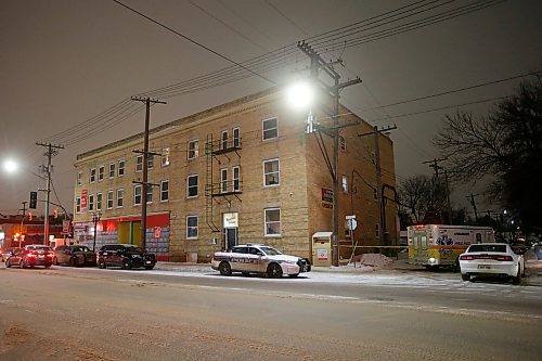 JOHN WOODS / WINNIPEG FREE PRESS
Police surround the apartment at 626 Ellice in Winnipeg Monday, January 27, 2020. 

Reporter: ?