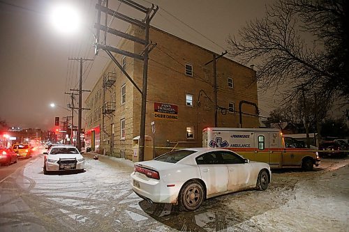 JOHN WOODS / WINNIPEG FREE PRESS
Police surround the apartment at 626 Ellice in Winnipeg Monday, January 27, 2020. 

Reporter: ?