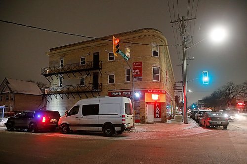 JOHN WOODS / WINNIPEG FREE PRESS
Police surround the apartment at 626 Ellice in Winnipeg Monday, January 27, 2020. 

Reporter: ?