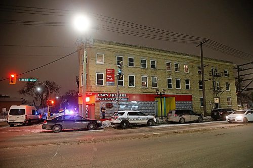 JOHN WOODS / WINNIPEG FREE PRESS
Police surround the apartment at 626 Ellice in Winnipeg Monday, January 27, 2020. 

Reporter: ?