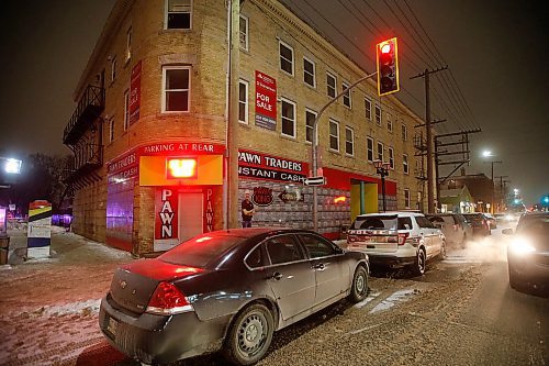 JOHN WOODS / WINNIPEG FREE PRESS
Police surround the apartment at 626 Ellice in Winnipeg Monday, January 27, 2020. 

Reporter: ?