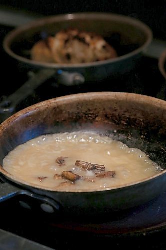 SHANNON VANRAES / WINNIPEG FREE PRESS
Sam Basset prepares mushroom gravy at The Roost Social Club on Wednesday, January 29, 2020. The restaurant features a primarily plant-based menu full of vegan and vegetarian dishes.