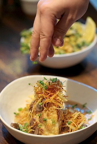 SHANNON VANRAES / WINNIPEG FREE PRESS
Sam Basset sprinkles spring onions onto roasted cauliflower at The Roost Social Club on Wednesday, January 29, 2020. The restaurant features a primarily plant-based menu full of vegan and vegetarian dishes.