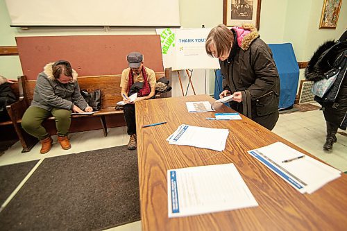 Mike Sudoma / Winnipeg Free Press
A womanfills out a survey given out to West Broadway Wolseley residents to hear their opinions on the Wolseley to Downtown Walk Bike Project during an information session held at the Westminster Church Wednesday evening
January 29, 2020