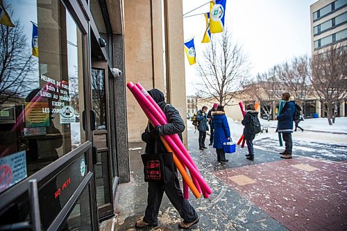 MIKAELA MACKENZIE / WINNIPEG FREE PRESS

John Samson, Budget for All Winnipeg member, carries pool noodles into the lobby of City Hall to protest proposed budget cuts to city pools and recreation facilities in Winnipeg on Thursday, Jan. 30, 2020. For Danielle Da Silva story.
Winnipeg Free Press 2019.