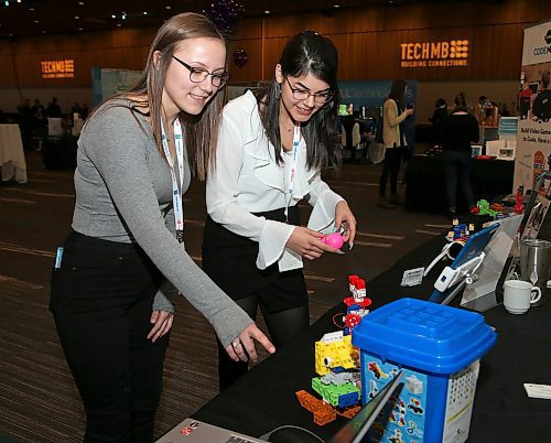 JASON HALSTEAD / WINNIPEG FREE PRESS
University College of the North business administration students Kellie Bickel (left) and Charla McKenzie check out the Code Ninjas booth at Tech Manitoba's Disrupted: The Human Side of Tech conference at the RBC Convention Centre Winnipeg on Jan. 30, 2020. (See Cash Story)