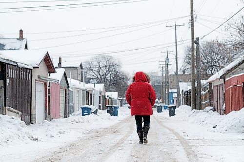 Mike Sudoma / Winnipeg Free Press
The founder and photographer of the growing Instagram account @shoppingcartsofwinnipeg, walks down a West End back lane Wednesday afternoon on the hunt for shopping carts to photograph.
January 29, 2020