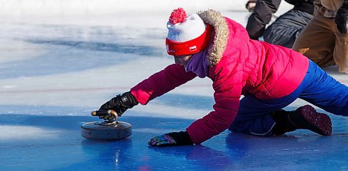 MIKE DEAL / WINNIPEG FREE PRESS
Sloane B. throws a curling rock on a homemade curling rink during gym class behind Prince Edward School in River-East Transcona.
200204 - Tuesday, February 04, 2020.
