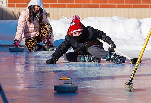 MIKE DEAL / WINNIPEG FREE PRESS
Riley T. throws a curling rock on a homemade curling rink during gym class behind Prince Edward School in River-East Transcona.
200204 - Tuesday, February 04, 2020.
