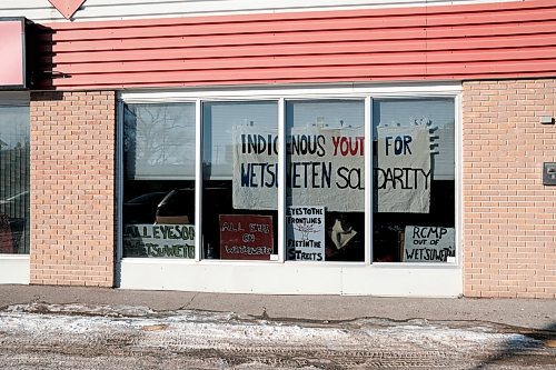 Mike Sudoma / Winnipeg Free Press
Protest signs hang in the windows of Dan Vandals office in St Vital Tuesday afternoon as Youth Allies/Supporters of WetSuwetEn perform a sit in inside Dan Vandals office building in protest of the RCMP intruding into WetSuwetEn land.
February 4, 2020