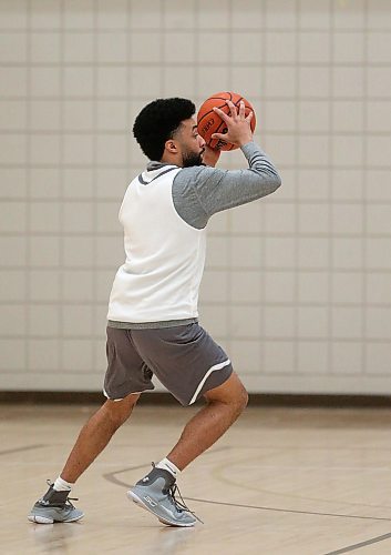 SHANNON VANRAES / WINNIPEG FREE PRESS
Andre Arruda of the Manitoba Bisons men's basketball team practices at Investors Group Athletic Centre at the University of Manitoba on February 4, 2020.