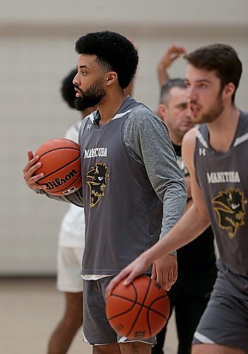 SHANNON VANRAES / WINNIPEG FREE PRESS
Andre Arruda, left, and James Wagner of the Manitoba Bisons men's basketball team practice at Investors Group Athletic Centre at the University of Manitoba on February 4, 2020.