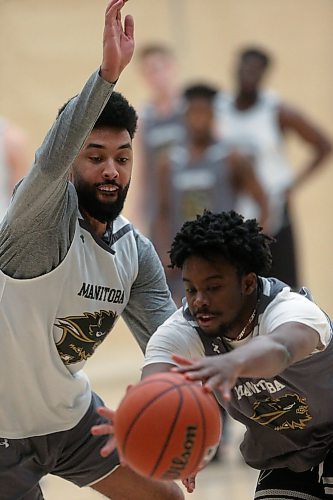 SHANNON VANRAES / WINNIPEG FREE PRESS
Andre Arruda, left, practices with teammate Mark Tachie during a Manitoba Bisons men's basketball practice at Investors Group Athletic Centre at the University of Manitoba on February 4, 2020.