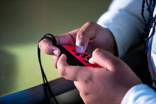 MIKAELA MACKENZIE / WINNIPEG FREE PRESS

Grade seven student Rae Ryan plays a video game with the e-sports team at Archwood School in Winnipeg on Wednesday, Feb. 5, 2020. For Ben Waldman story.
Winnipeg Free Press 2019.