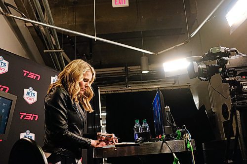 Mike Sudoma / Winnipeg Free Press
TSN game day host, Sara Orlesky, prepares her notes as she awaits to start the evening off on camera at Bell MTS Place Tuesday evening
February 4, 2020