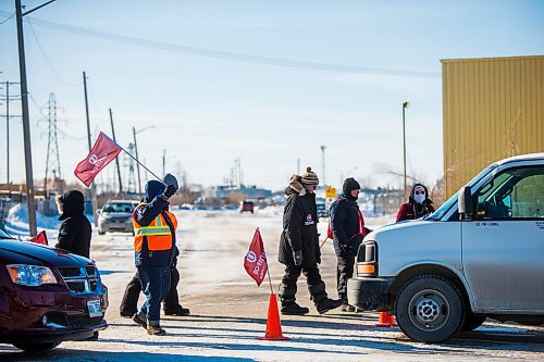 MIKAELA MACKENZIE / WINNIPEG FREE PRESS

Unifor picketers stop Co-op trucks from going into a Shell fuel terminal on Panet Road in Winnipeg on Thursday, Feb. 6, 2020. For Kevin Rollason story.
Winnipeg Free Press 2019.